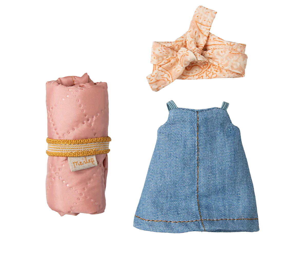 Maileg Big Sister Hiker Mouse — flat lay of included accessories: a rolled pink quilted sleeping bag with gold elastic strap, a blue denim pinafore dress, and a peach paisley bandana headband