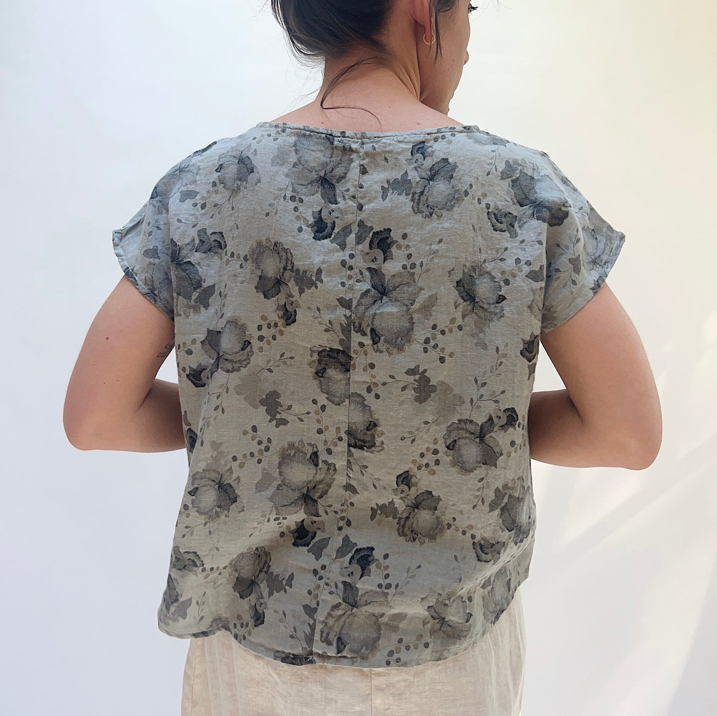 High Low Linen Tee in Overcast Leoni Floral Print