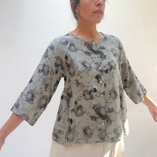 Linen Collarless Blouse in Overcast Leoni Floral Print