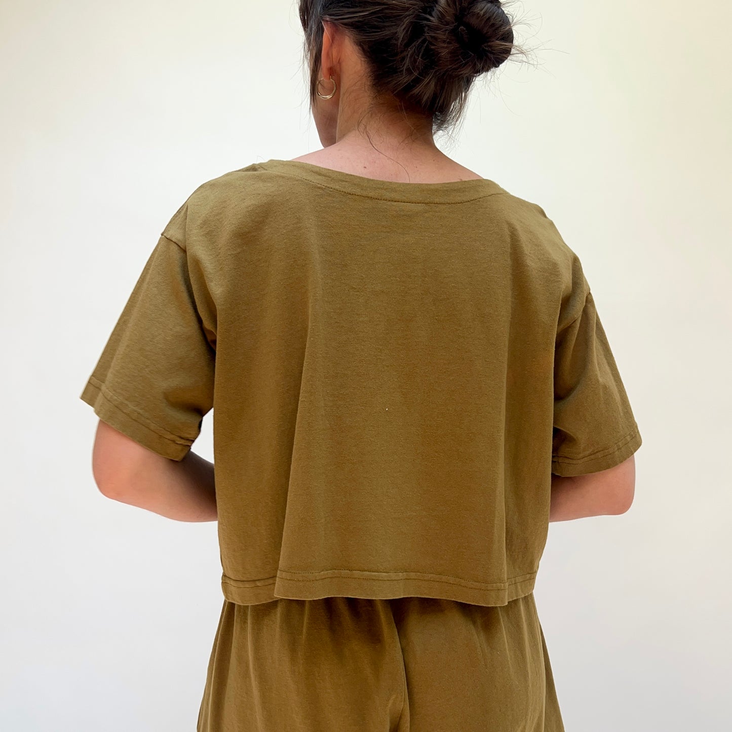 Cropped Button Tee in Quinquina