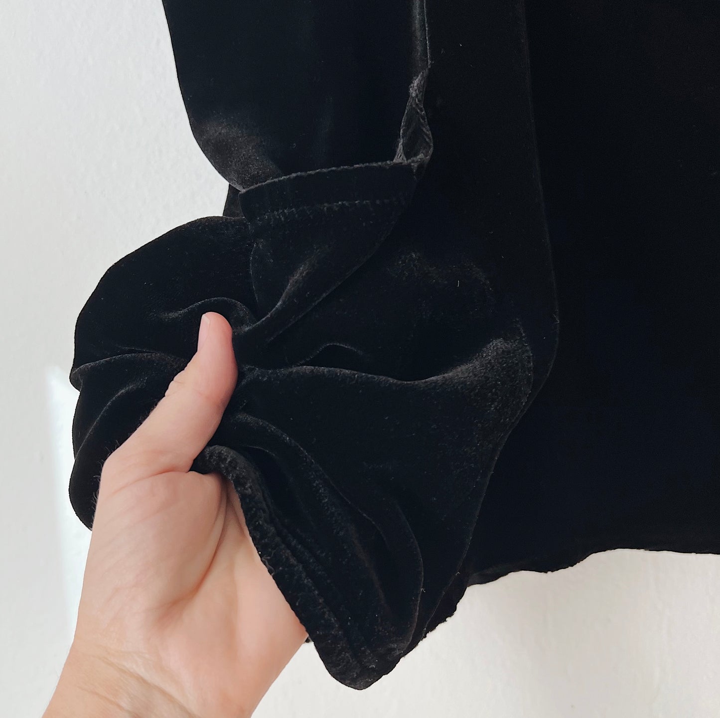 Cut Loose | Velvet Two Pocket Pullover in Black