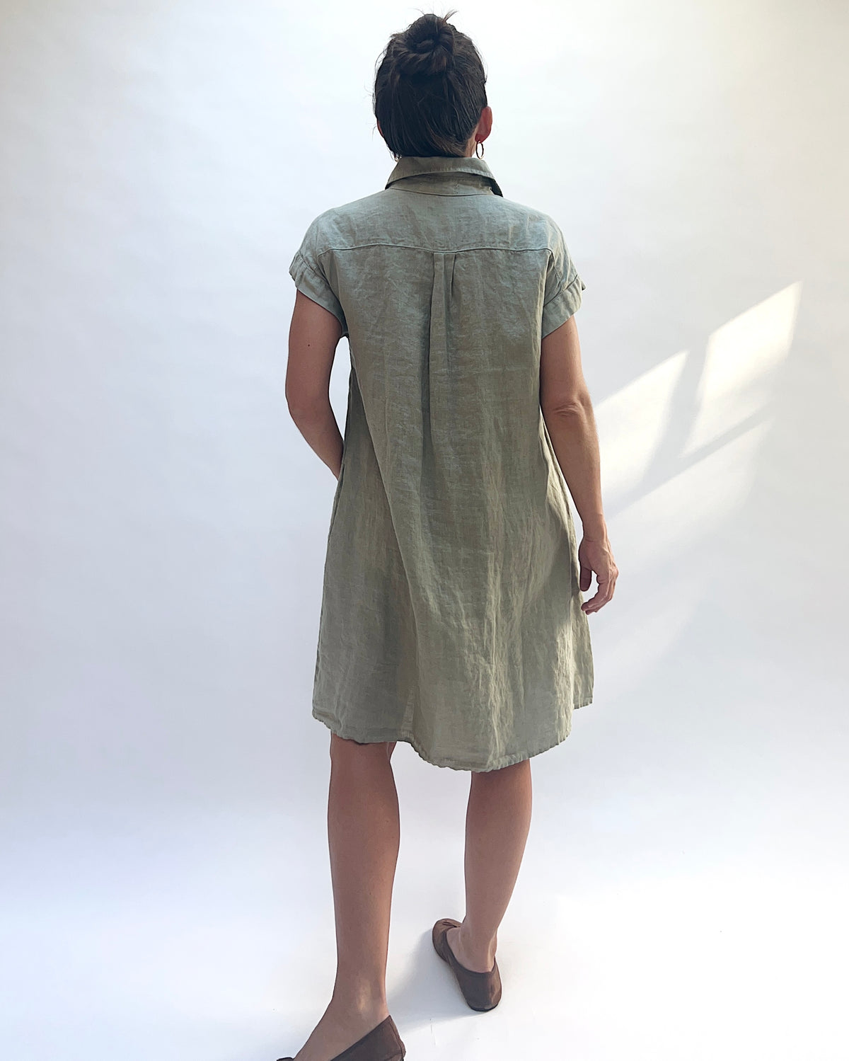 Cut Loose Hanky Linen Cap Sleeve Shirt Dress in Balsam Green, back view showing the shoulder yoke and center pleat.
