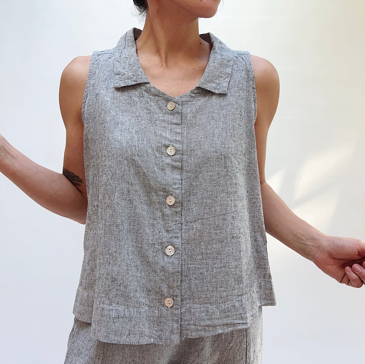 Sleeveless Shirt with Collar in White Crosshatch