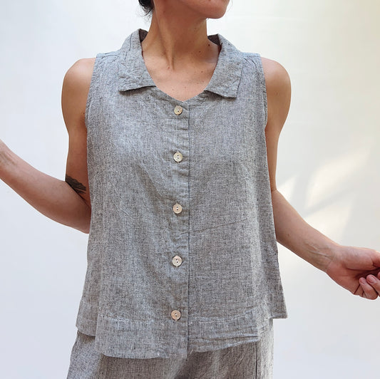Sleeveless Shirt with Collar in White Crosshatch