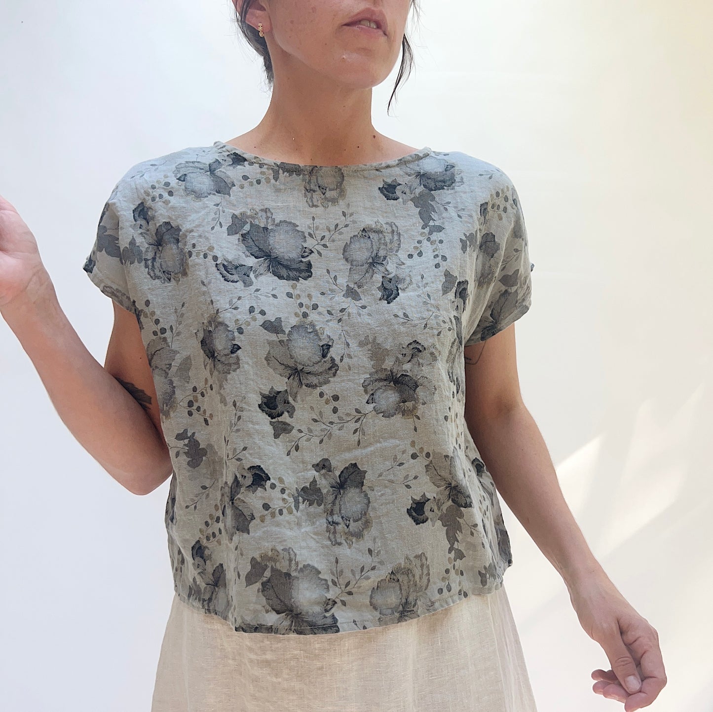 High Low Linen Tee in Overcast Leoni Floral Print