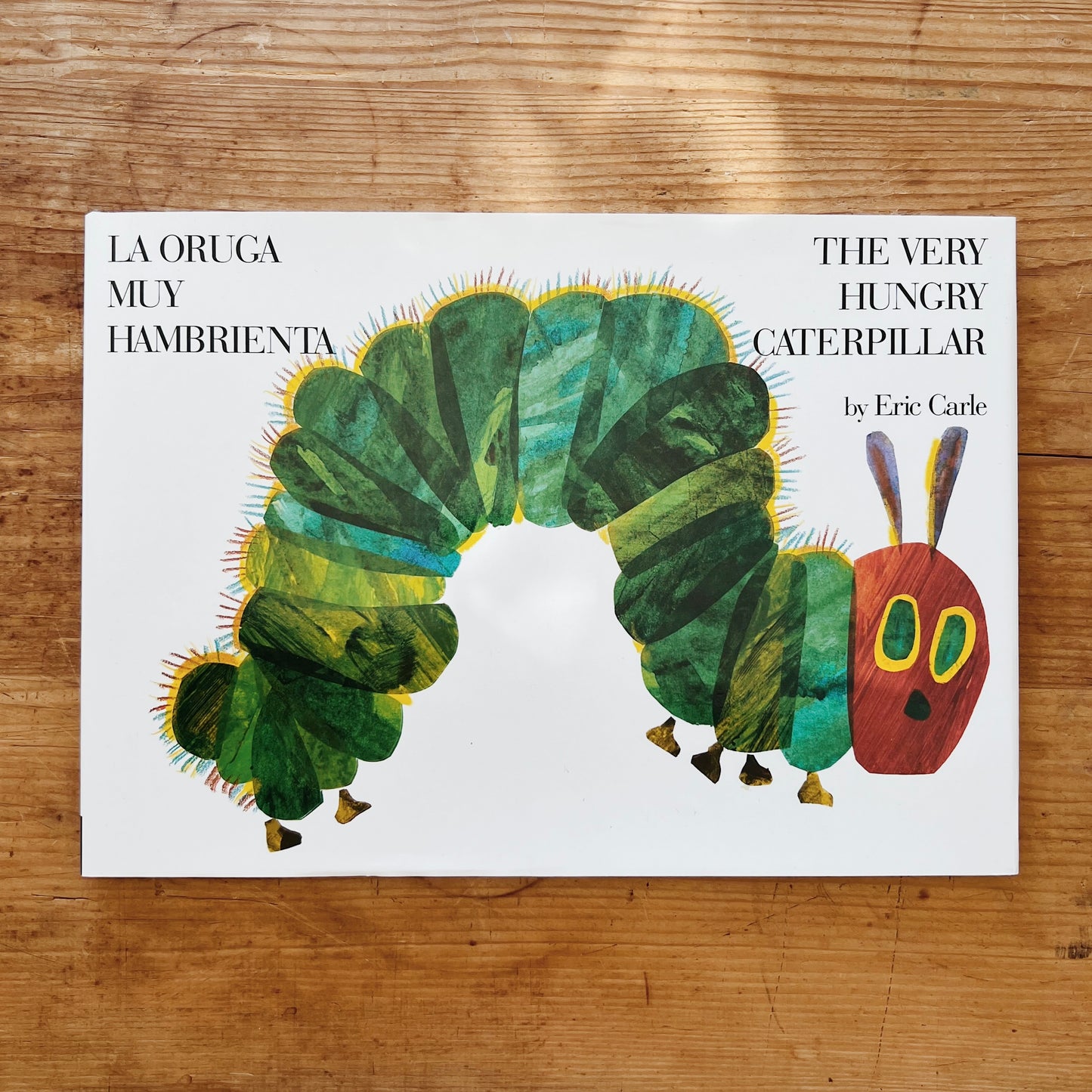 The Very Hungry Caterpillar/La oruga muy hambrienta