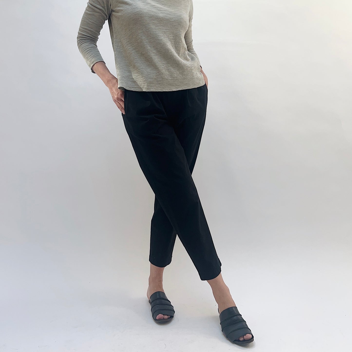 Cropped Taper Pant in Black