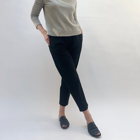 Cropped Taper Pant in Black