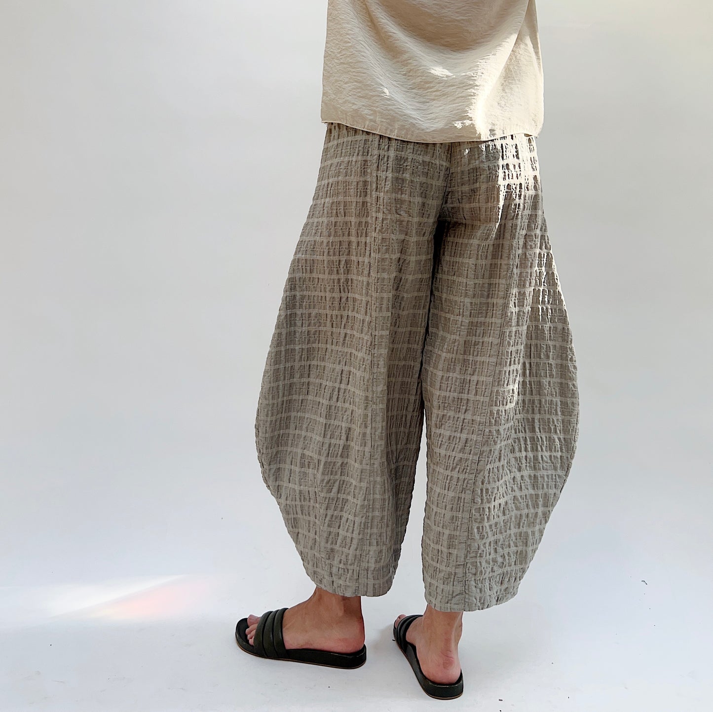 Double Pocket Pant in Stripe Crinkle Moon Rock