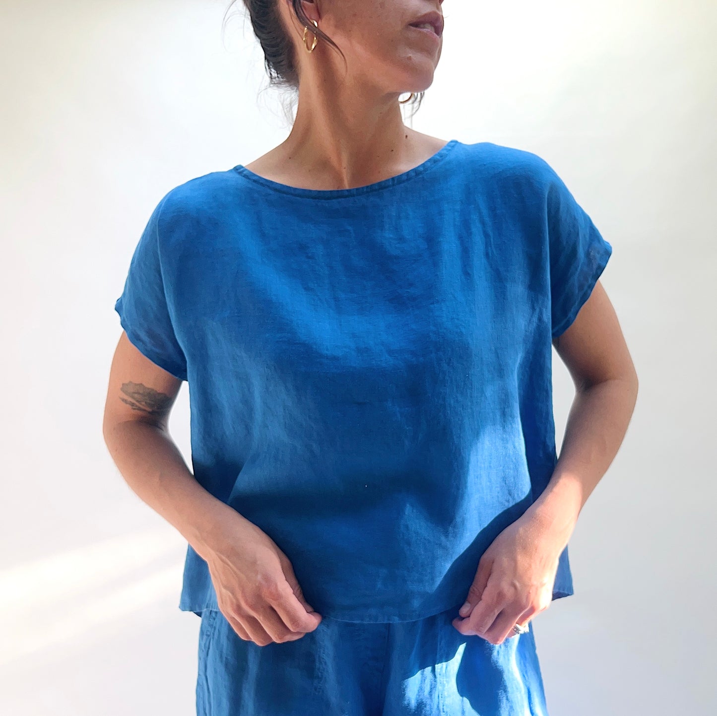 High Low Linen Tee in Vivid Blue