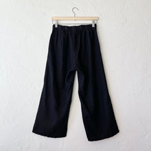 Load image into Gallery viewer, Cut Loose | Heavy Linen Easy Crop Flood in Black
