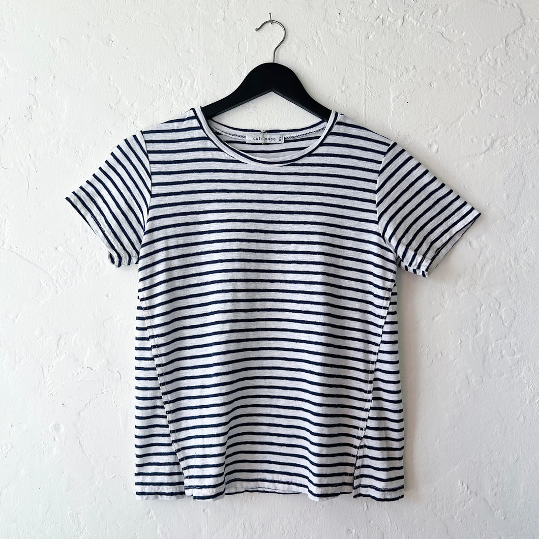 Cut Loose | Short Sleeve Slit Hem Tee in Navy and Laundered Stripe