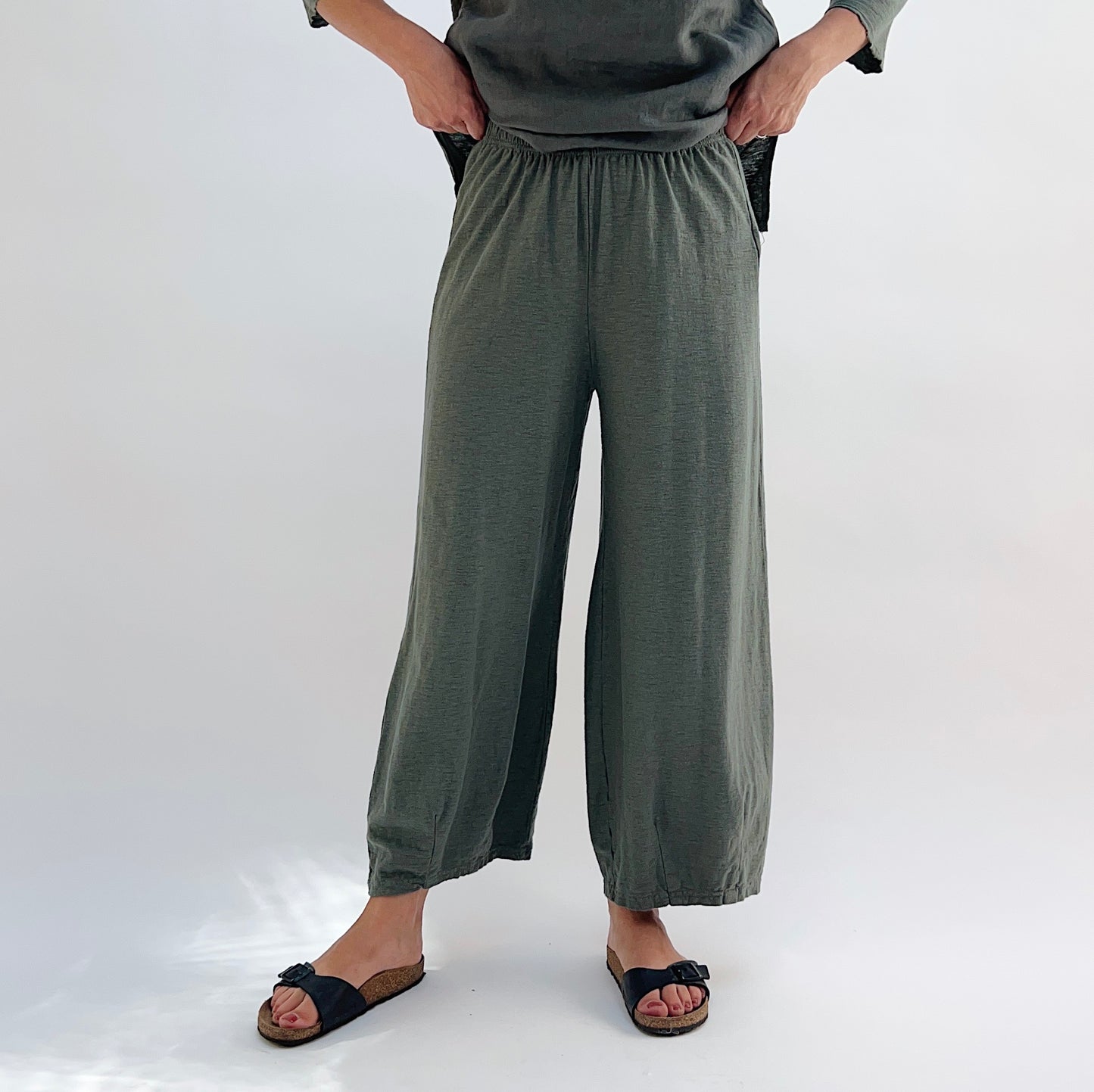 Cropped Pant with Darts in Clay