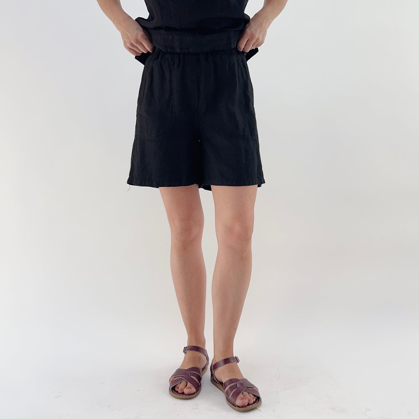 Easy Linen Shorts in Black