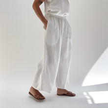 Load image into Gallery viewer, Cut Loose | Hanky Linen Full Crop Pant in White
