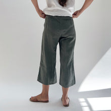 Load image into Gallery viewer, Cut Loose | Hanky Linen Easy Crop Flood in Clay

