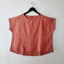 Load image into Gallery viewer, Cut Loose | High Low Linen Tee in Tandoori
