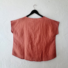Load image into Gallery viewer, Cut Loose | High Low Linen Tee in Tandoori
