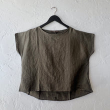 Load image into Gallery viewer, Cut Loose | High Low Linen Tee in Kelp
