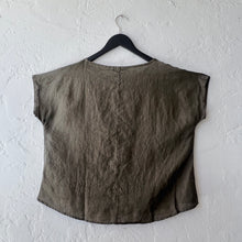 Load image into Gallery viewer, Cut Loose | High Low Linen Tee in Kelp
