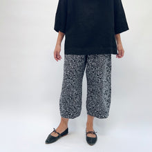 Load image into Gallery viewer, Bryn Walker | Heavy Linen Cas Pant in Flurry Print

