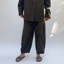 Load image into Gallery viewer, Eleven Stitch | Snap Doreen Pant in Olive
