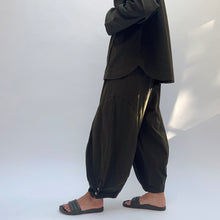 Load image into Gallery viewer, Eleven Stitch | Snap Doreen Pant in Olive
