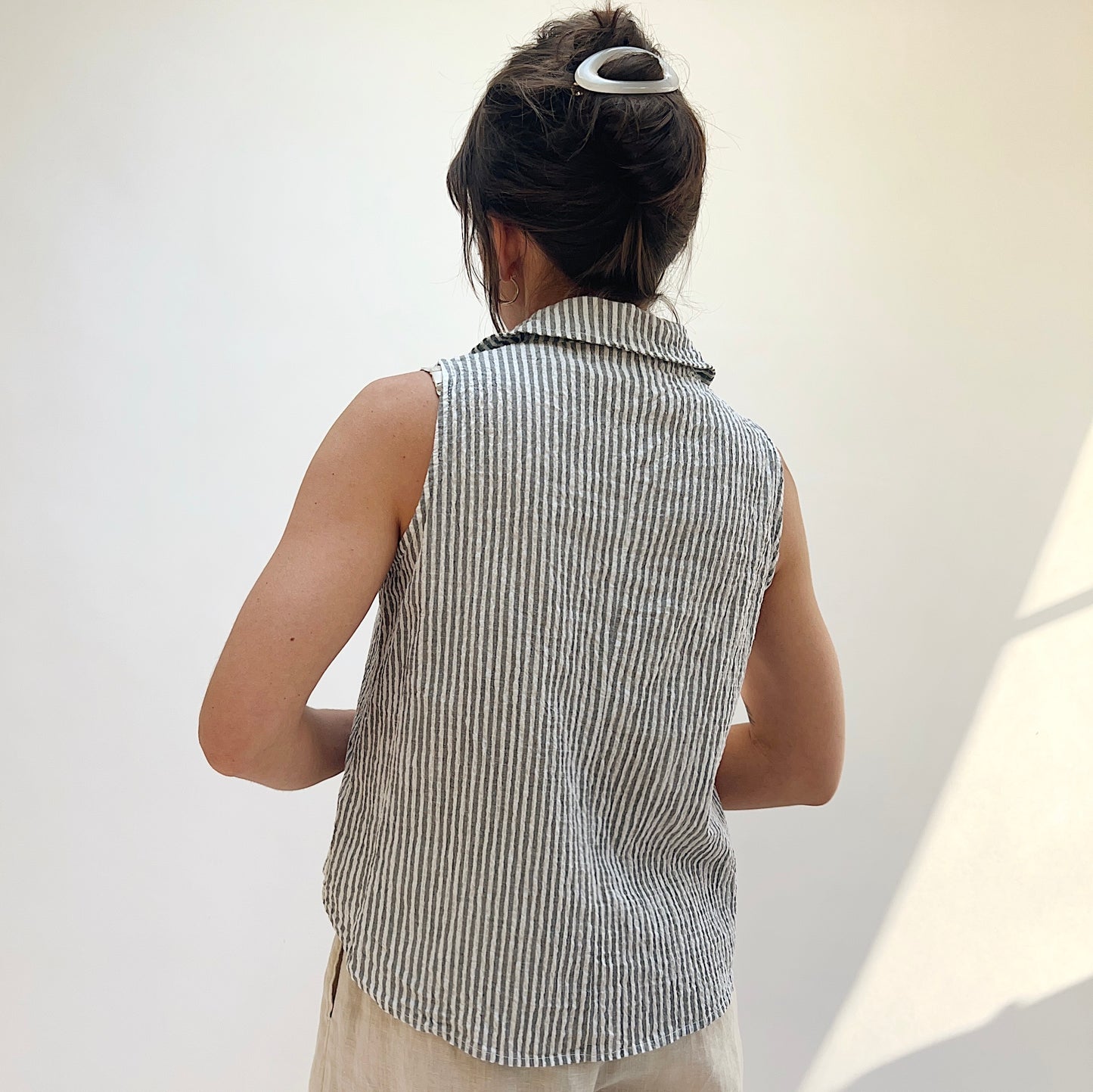 Sleeveless Shirt in White Stripe