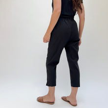 Load image into Gallery viewer, Cut Loose | Linen/Tencel Taper Crop Pant in Black
