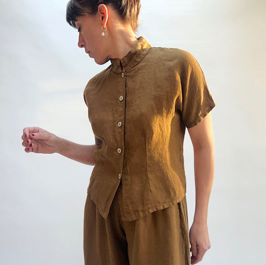 Short Sleeved Collared Button Down in Quinquina