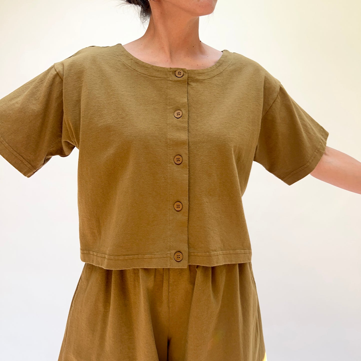 Cropped Button Tee in Quinquina