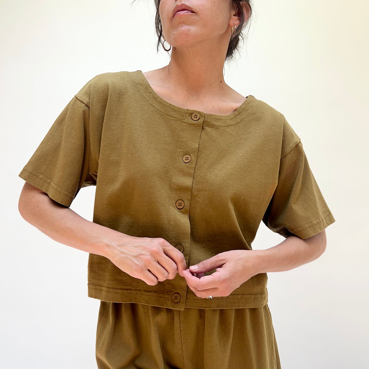 Cropped Button Tee in Quinquina