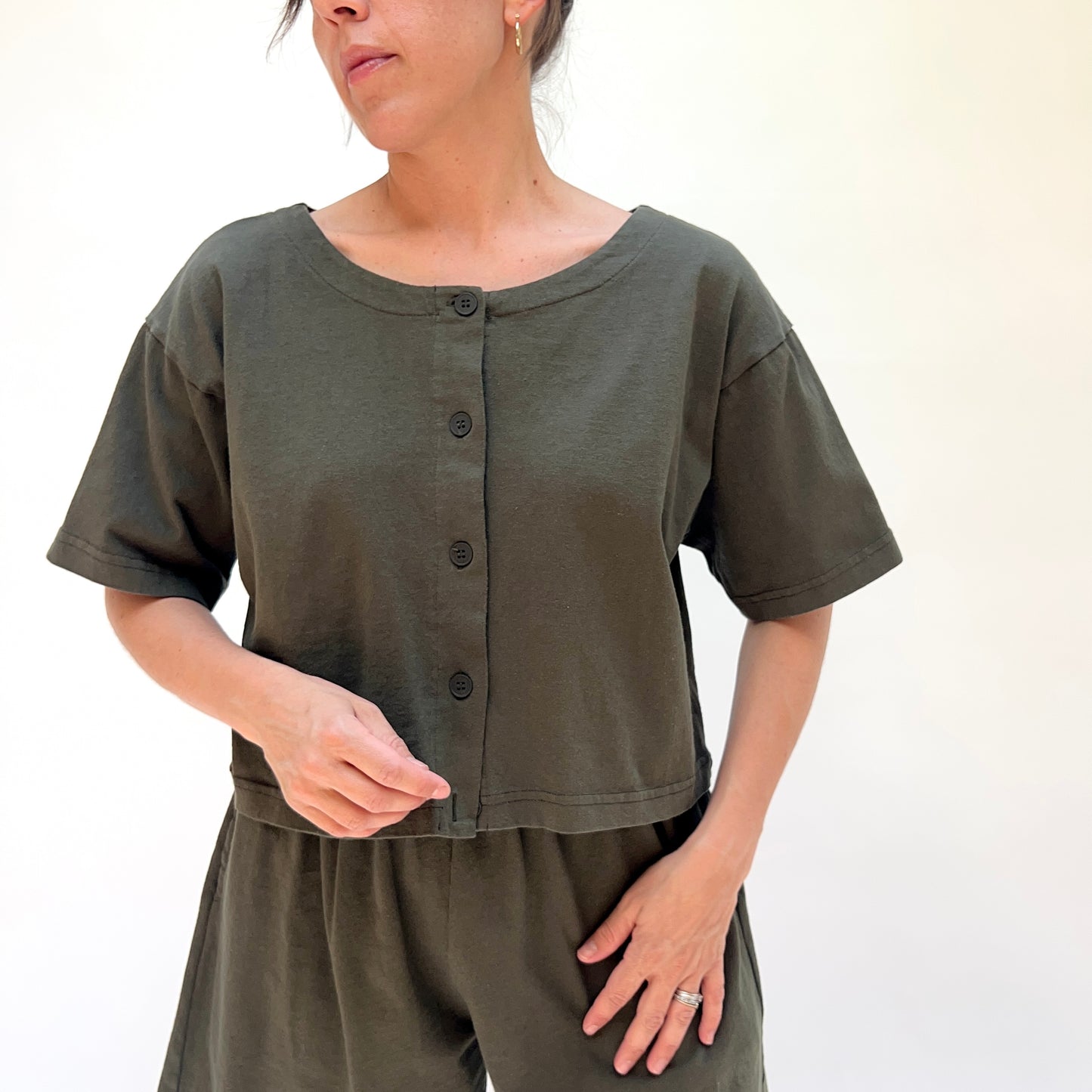 Cropped Button Tee in Peppercorn