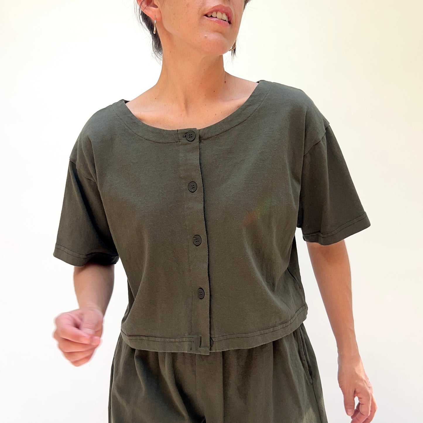 Cropped Button Tee in Peppercorn