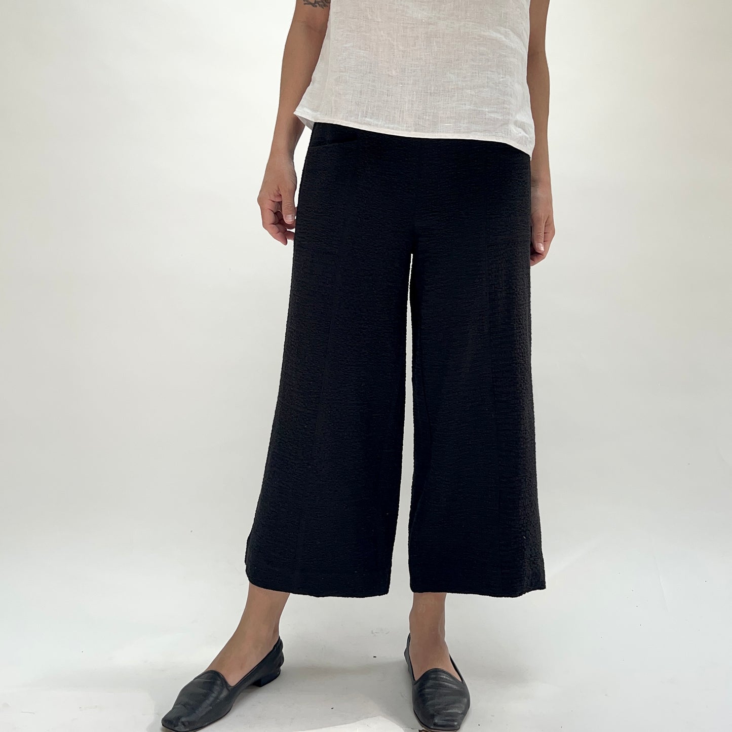 Crinkle Crepe Aria Capri Pant in Black
