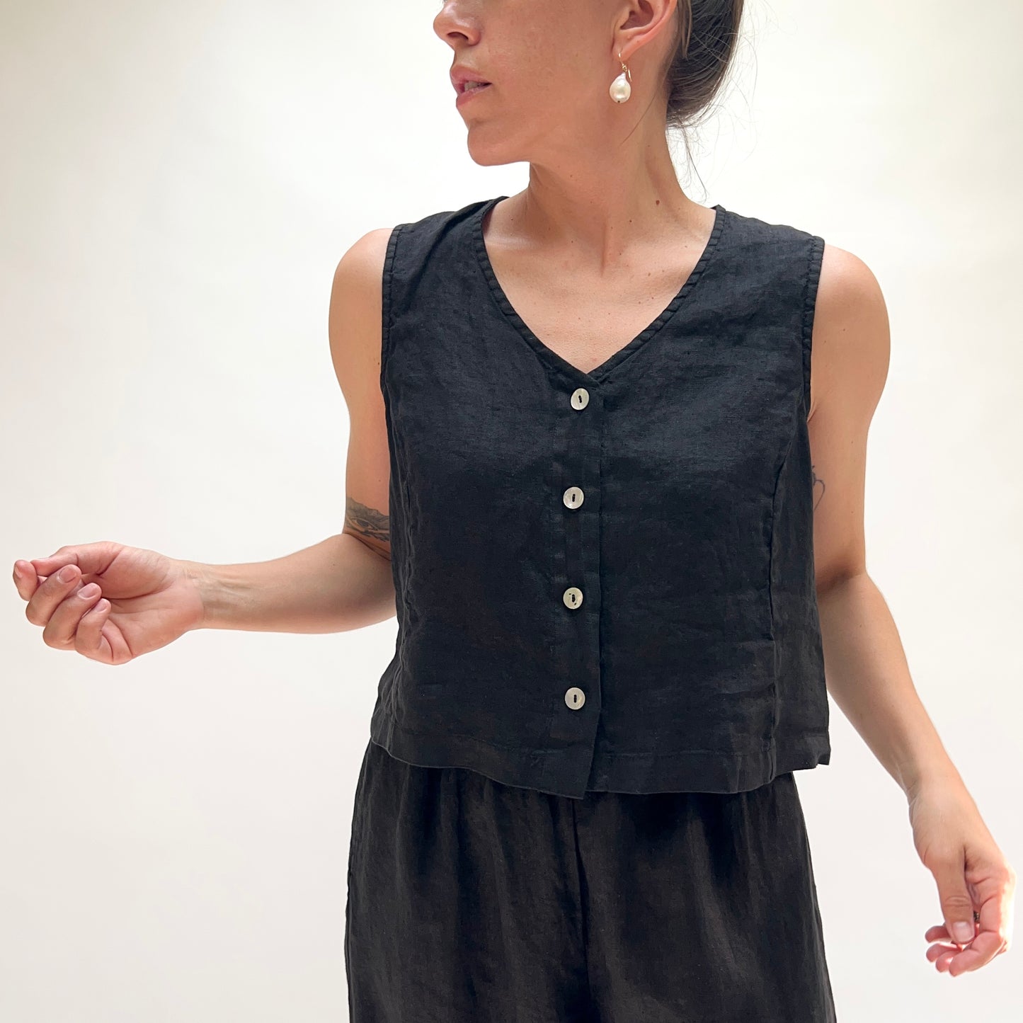 Hanky Linen Crop Vest in Black