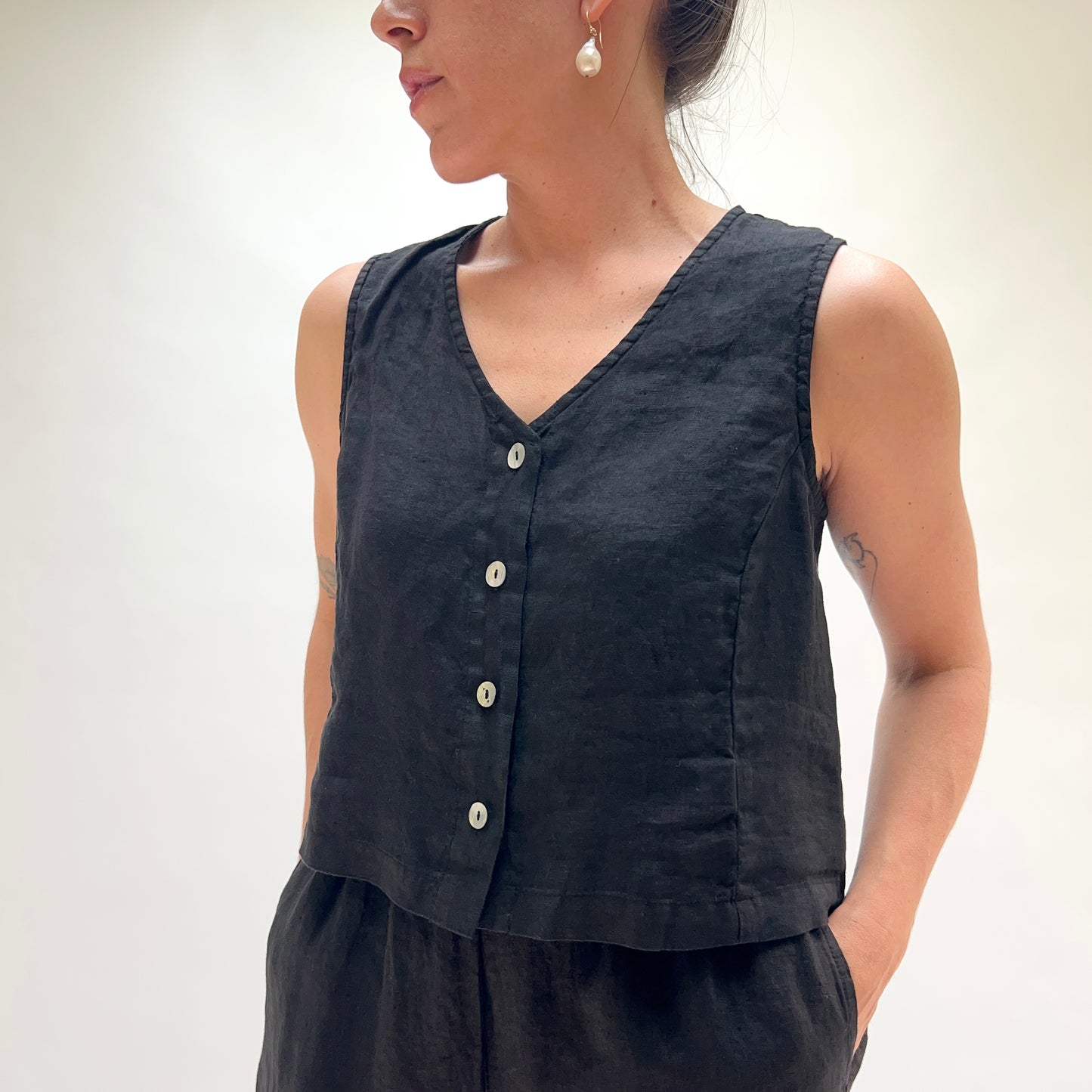 Hanky Linen Crop Vest in Black