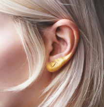 Load image into Gallery viewer, amano studio gold heart as seen on model side view
